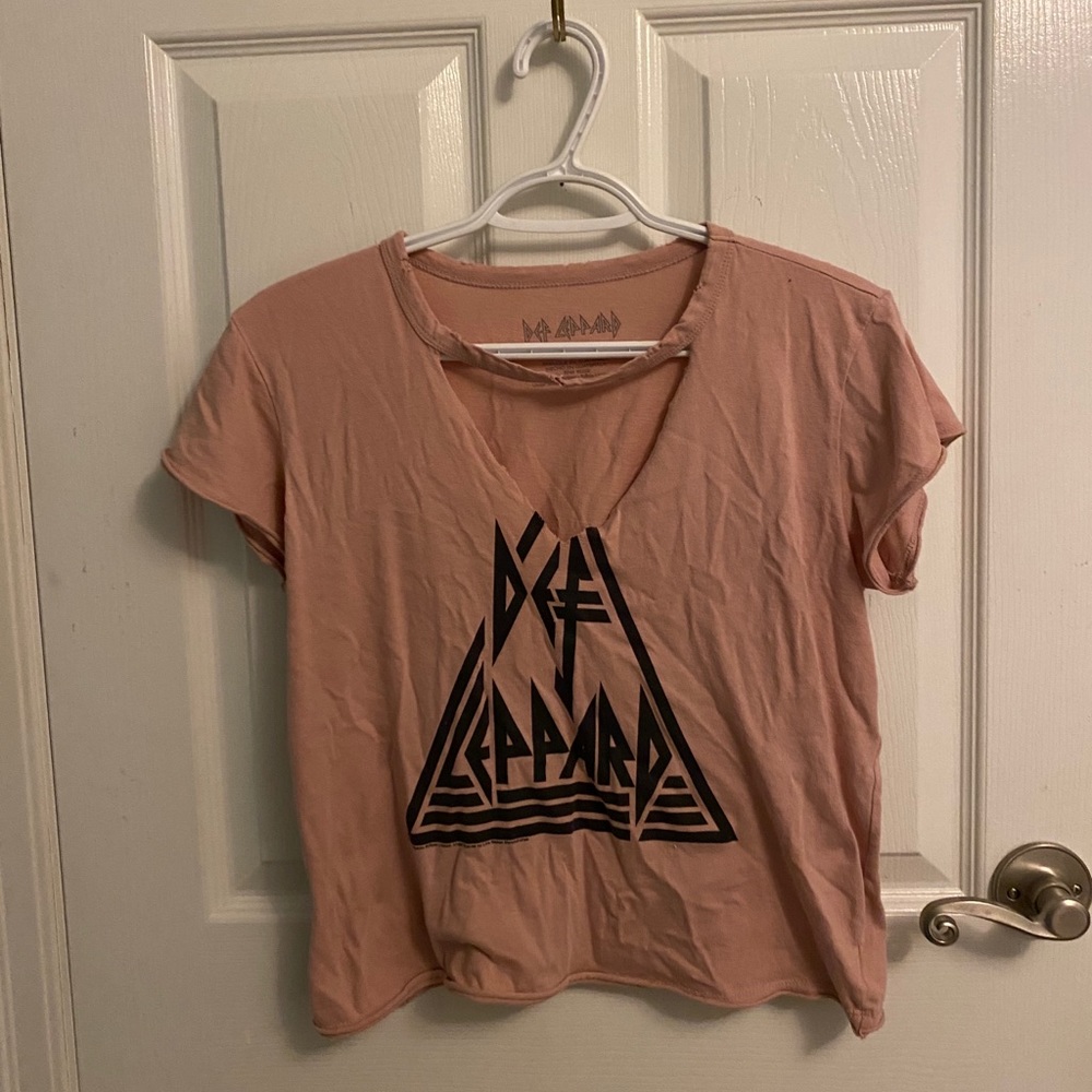 Pink cropped def leopard t shirt